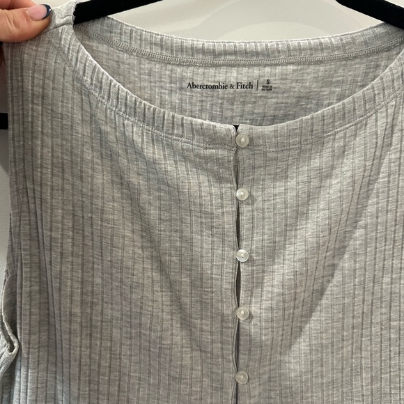 Gray Ribbed Button-Down Tank - Picture 2 of 3